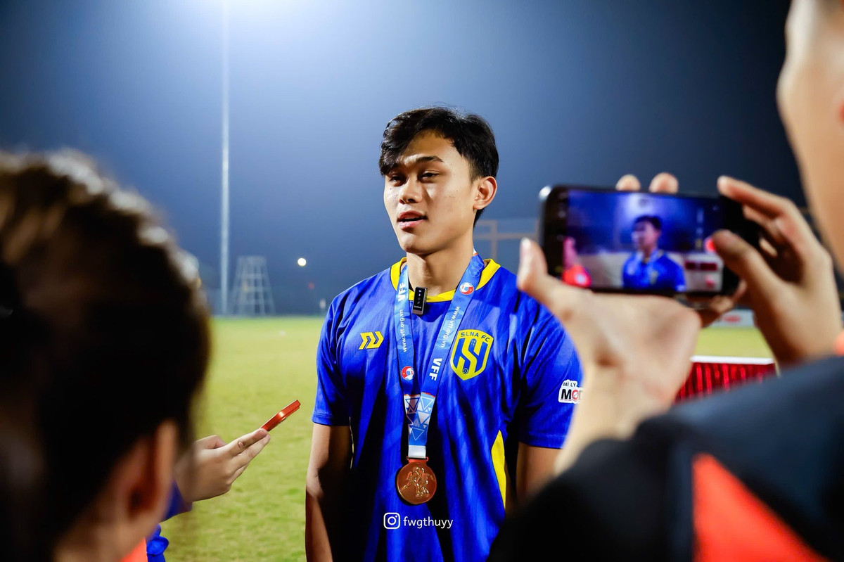 Trong làng bóng đá nội hiện nay, bên cạnh những cái tên đã quá quen thuộc như Văn Lâm hay Nguyễn Filip, thế hệ thủ môn trẻ của Sông Lam Nghệ An (SLNA) đang dần chiếm lĩnh "sóng" truyền thông. Nổi bật nhất trong số đó là Nguyễn Bảo Ngọc - "người nhện" sở hữu chiều cao 1,85m vừa cùng U19 SLNA đăng quang ngôi vô địch Quốc gia 2025/26.