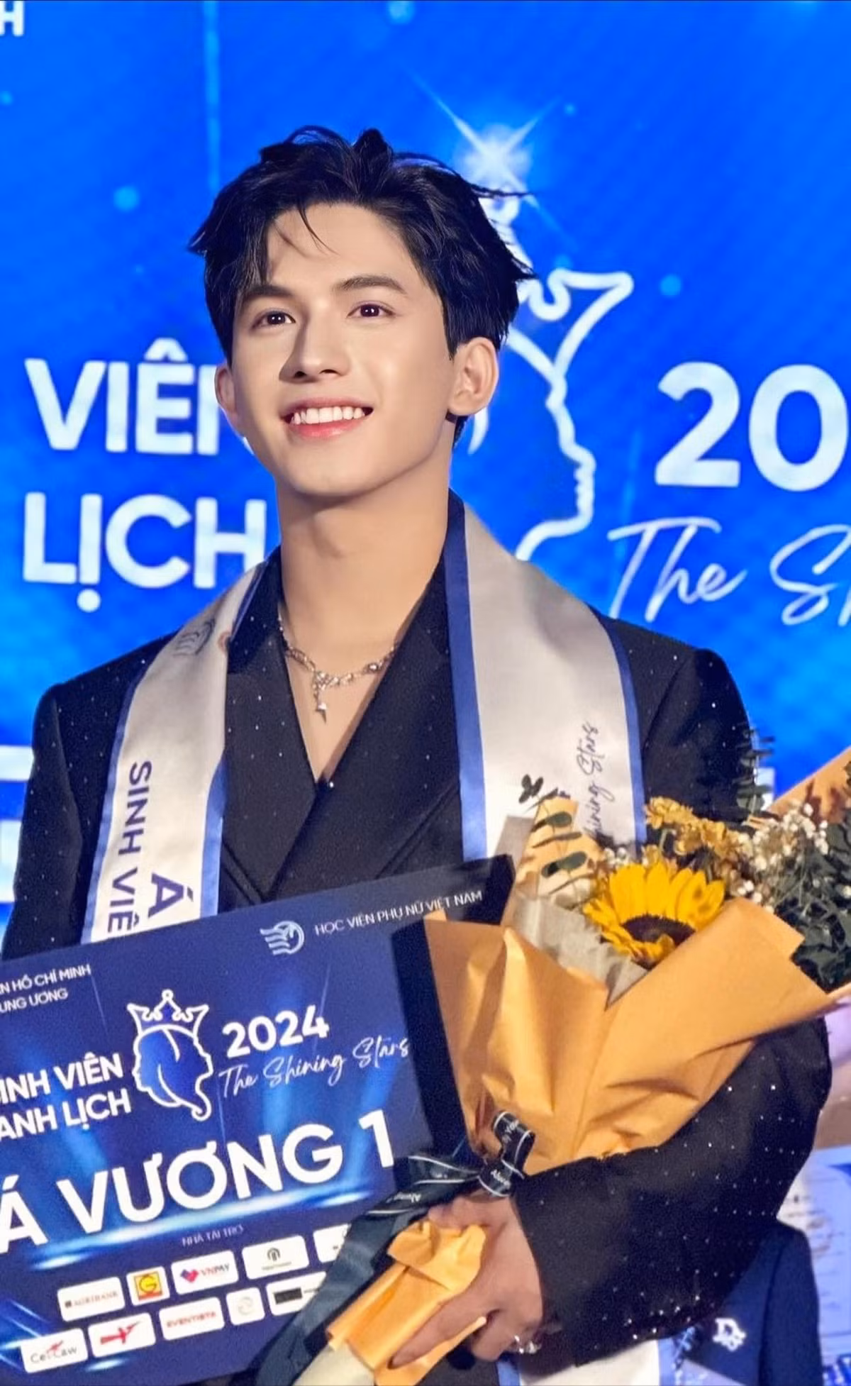 Sở hữu nhiều thành tích ấn tượng cùng vẻ ngoài sáng, điển trai, Tùng Sơn vượt qua gần 200 thí sinh đến từ 40 trường đại học, cao đẳng, học viện trên cả nước để có được ngôi vị Á vương. (Ảnh: FBNV)