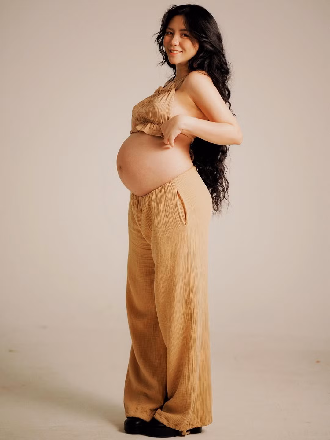 Thời trang bầu của Tô Sa được nhiều người nhận xét giản đơn nhưng có gu. Hiện tại cô nàng cũng đang sở hữu một shop thời trang được lòng khá nhiều bạn trẻ.