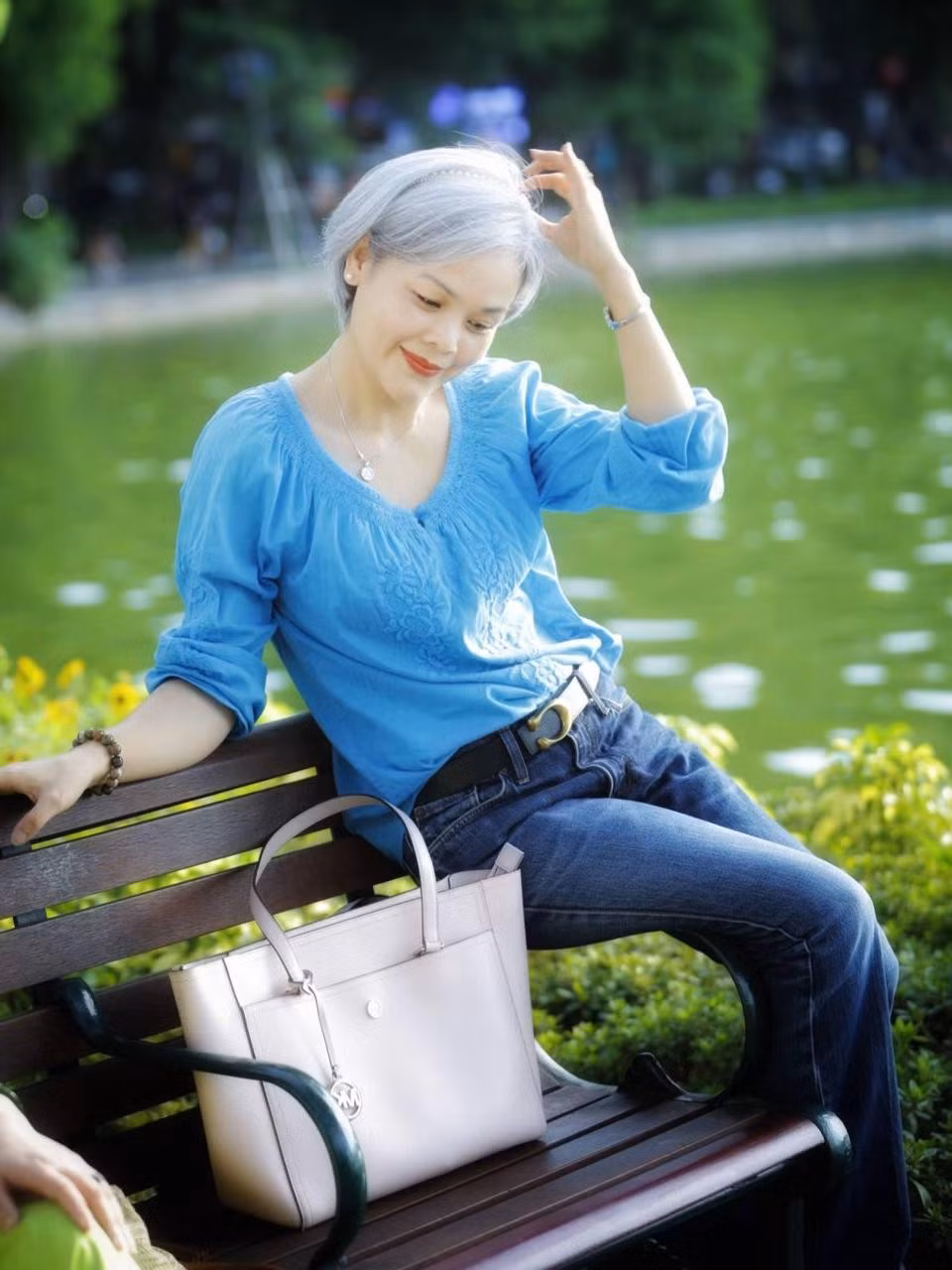 Được biết, những "chị đẹp" này đều là thành viên thuộc cộng đồng "Tóc bạc đẹp tự nhiên - Lấp lánh Hội". Hội nhóm này trên Facebook đã thu hút hơn 77.000 thành viên.