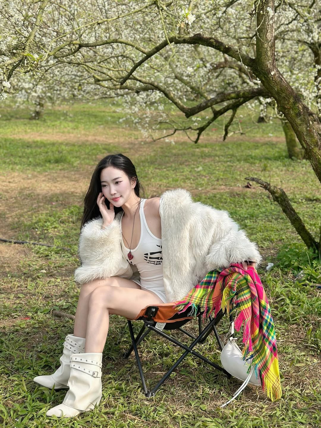 Bộ ảnh nhanh chóng nhận về hàng nghìn lượt yêu thích và bình luận tích cực từ cộng đồng mạng, khẳng định sức hút của nàng mẫu ảnh 9x này. (Ảnh: @n_huechi_)