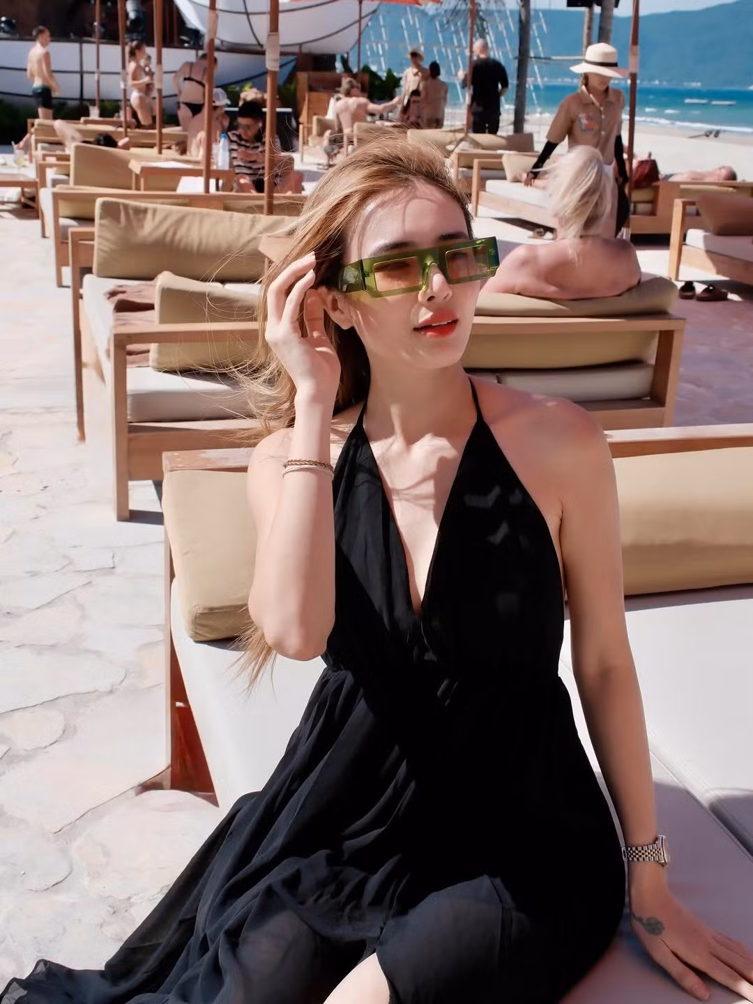 Chiếc váy đen trên nền bãi biển xanh biếc và cát trắng đã tạo nên một tổng thể vô cùng hài hòa và hút mắt. (Ảnh: IGNV)