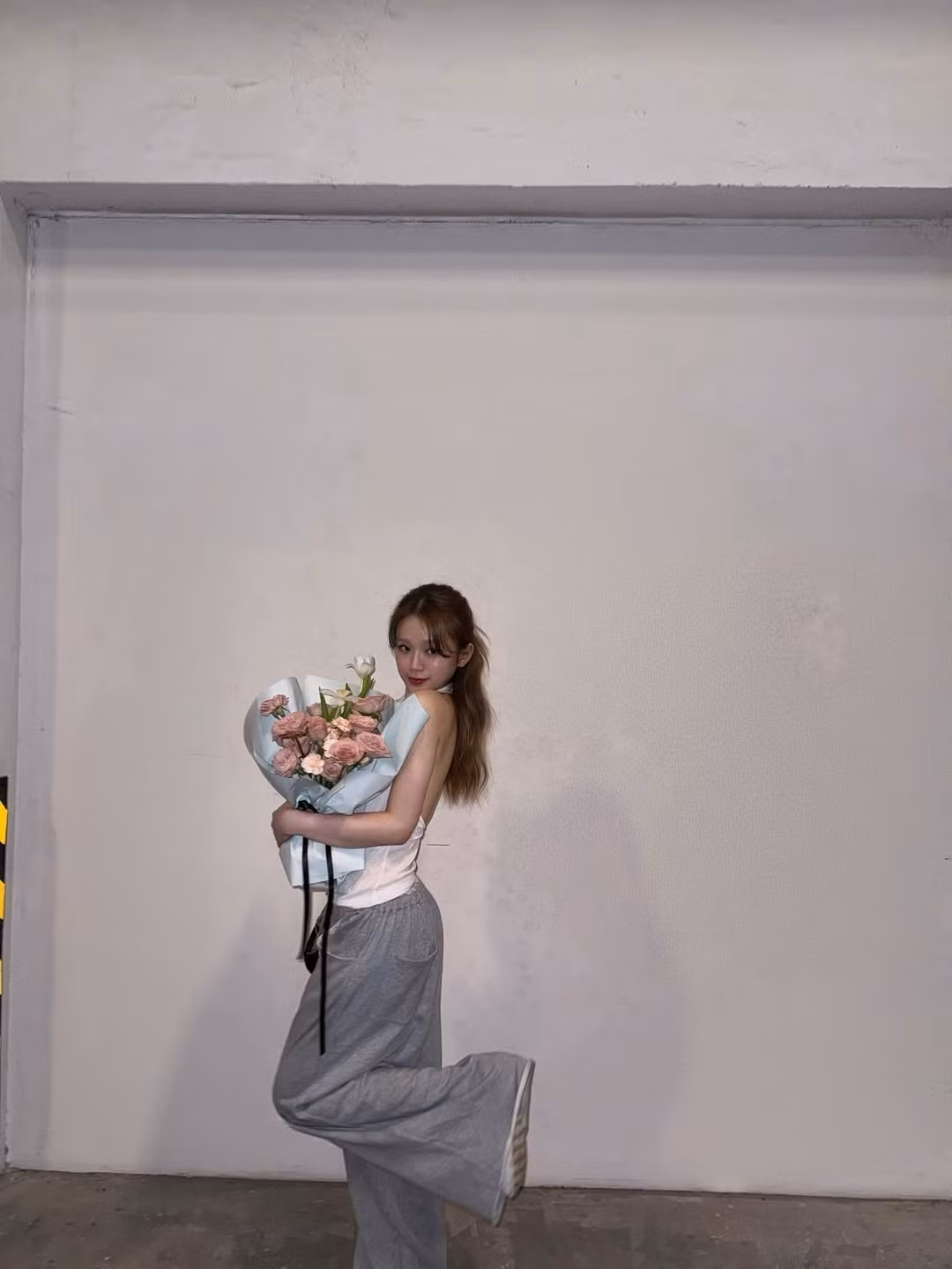 Trong những hình ảnh mới được đăng tải trên trang cá nhân, cô nàng đón tuổi mới một cách bình dị, đằm thắm và nhẹ nhàng. (Ảnh: FBNV)