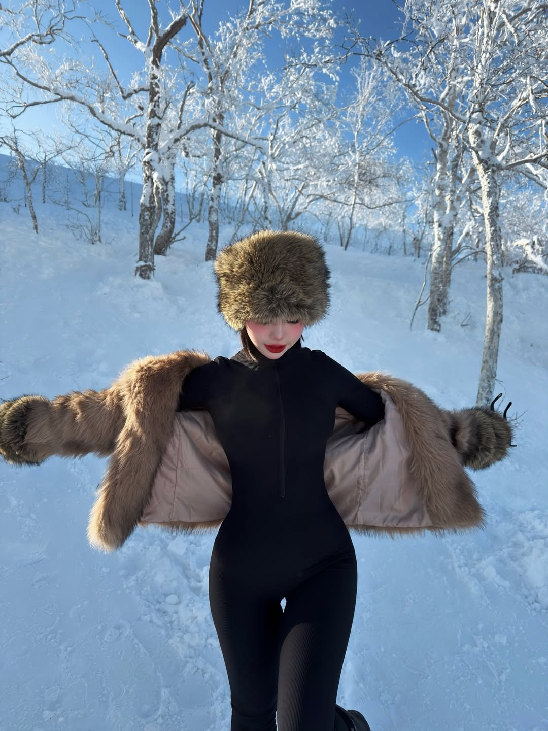 Theo thông tin được Thúy Quỳnh chia sẻ trong những hình ảnh trước đó, địa điểm cô check-in chính là Khu nghỉ dưỡng Trượt tuyết Yabuli (Yabuli Ski Resort). Đây là khu trượt tuyết lớn nhất và lâu đời nhất tại Trung Quốc, nằm ở vùng núi Trường Bạch, tỉnh Hắc Long Giang, gần thành phố Cáp Nhĩ Tân. (Ảnh: IGNV)