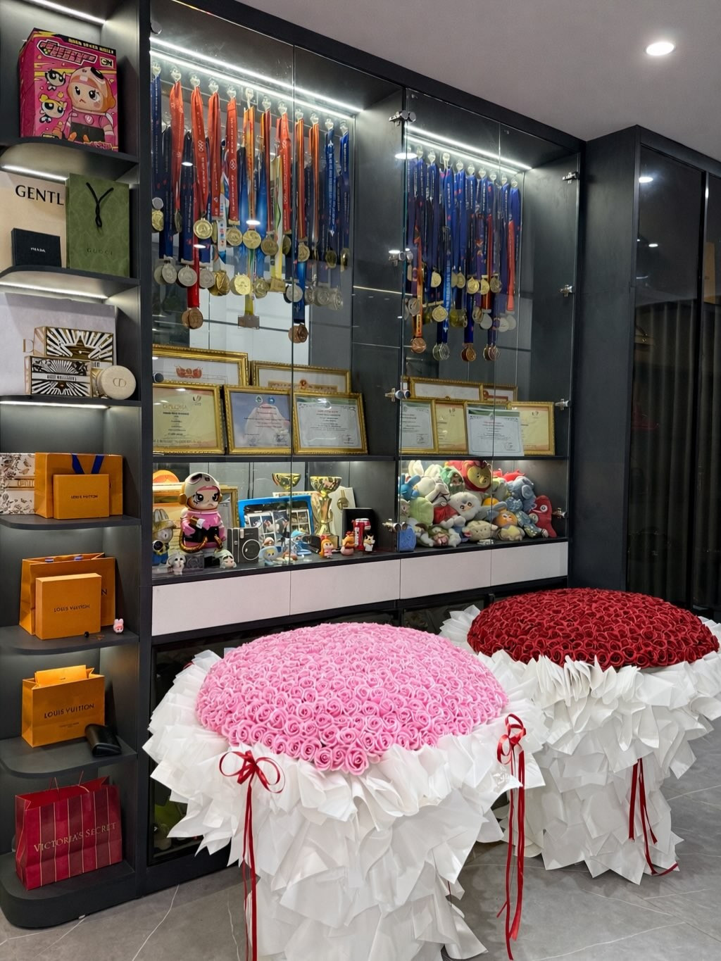 Bên cạnh đó, cũng có những người lên tiếng bảo vệ cô. Một số người cho rằng việc Louis Phạm dùng ảnh mẫu (ảnh AI) để minh họa cho món quà mình sắp nhận được là điều bình thường, không đáng bị chỉ trích nặng nề.