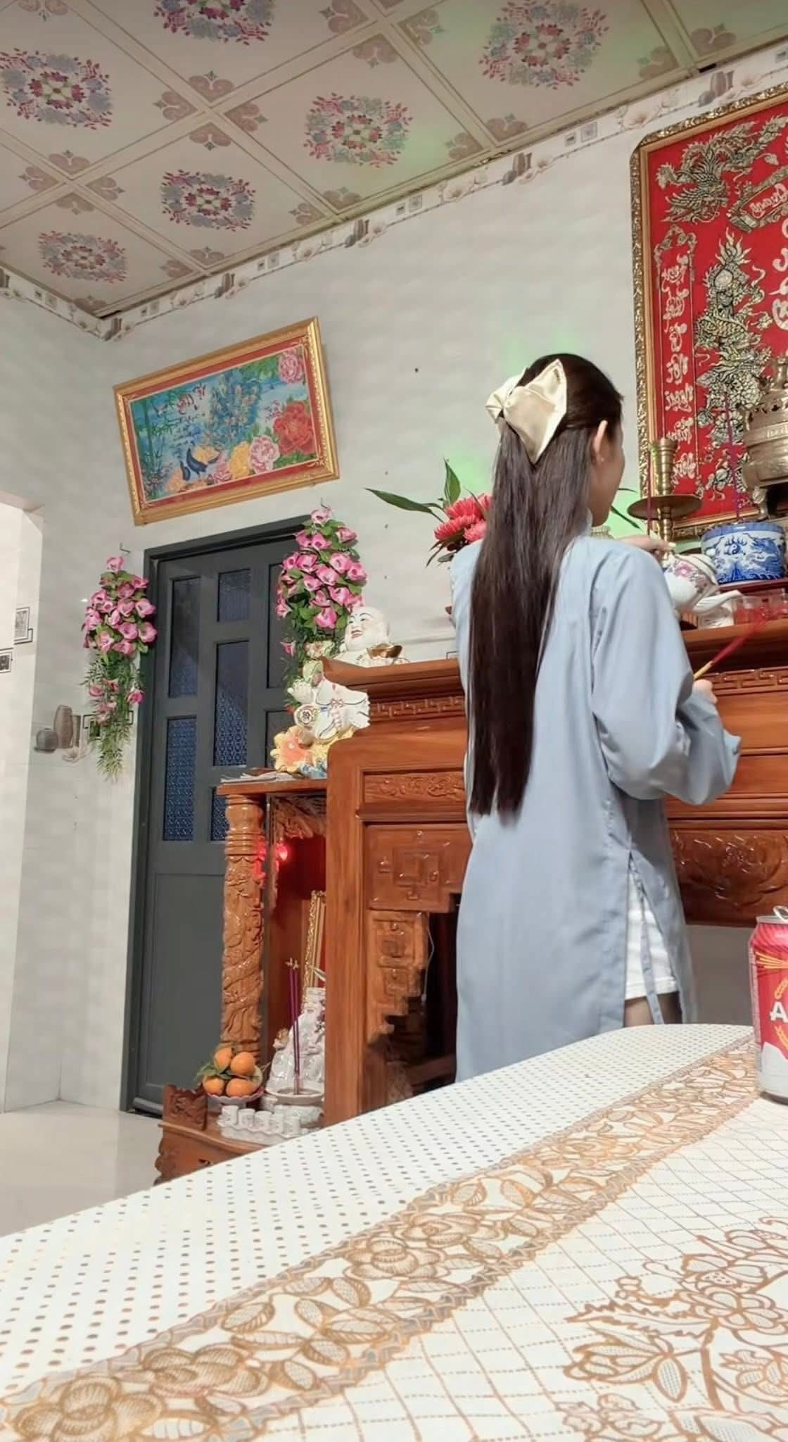 Sự đối lập giữa vẻ trang nghiêm của chiếc áo lam và chiếc quần ngắn có vẻ hơi xuề xòa đã tạo ra một cuộc tranh luận nảy lửa với nhiều luồng ý kiến trái chiều.