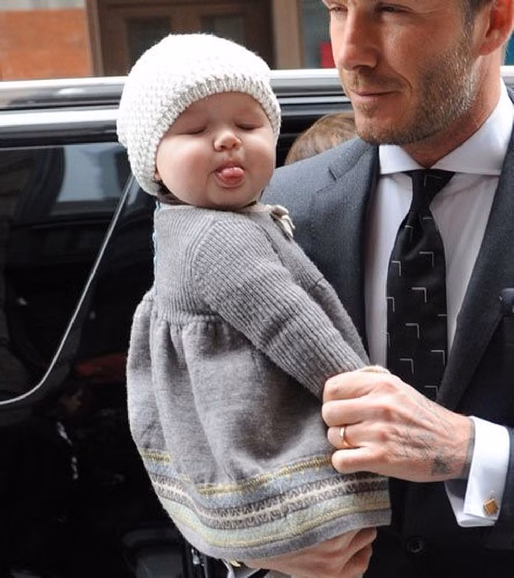 Harper Seven Beckham – cái tên đã gắn liền với sự chú ý của toàn thế giới ngay từ khi cô bé cất tiếng khóc chào đời. Là con gái duy nhất và là "cô út cưng" trong gia đình của cặp đôi quyền lực David và Victoria Beckham, hành trình trưởng thành của Harper luôn là tâm điểm chú ý.