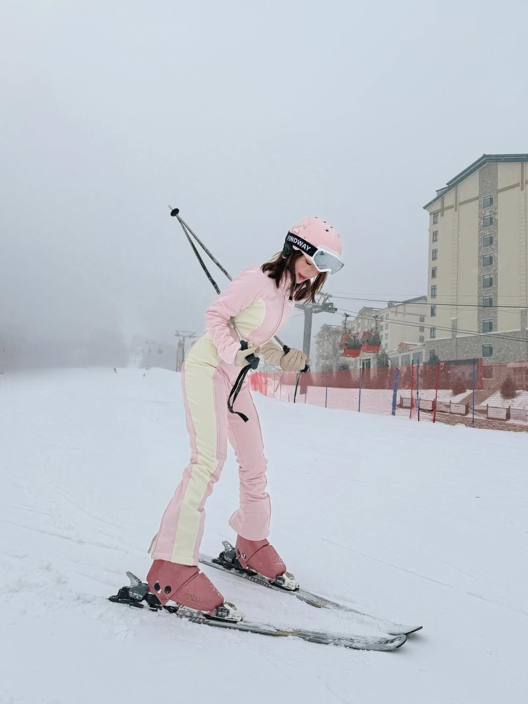 Khu trượt tuyết Yabuli mà Sun HT ghé thăm là nơi Nơi nằm giữa dãy núi Trường Bạch hùng vĩ, được bao phủ bởi tuyết trắng từ cuối tháng 11 đến đầu tháng 3 hàng năm. Cung đường từ Cáp Nhĩ Tân đến Yabuli là một hành trình tuyệt đẹp, đưa du khách đi qua những rừng thông phủ tuyết trắng xóa, tạo cảm giác như lạc vào xứ sở thần tiên. (Ảnh: IGNV)