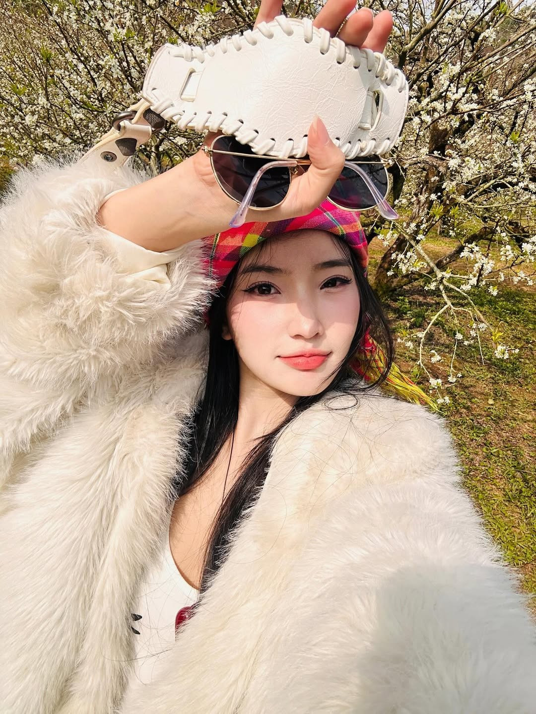 Huệ Chi chọn nguyên set đồ trắng bao gồm váy hai dây ôm sát và áo khoác lông xù dày dặn, tạo vẻ ngoài vừa quyến rũ, vừa giữ ấm mà vẫn vô cùng thời thượng.