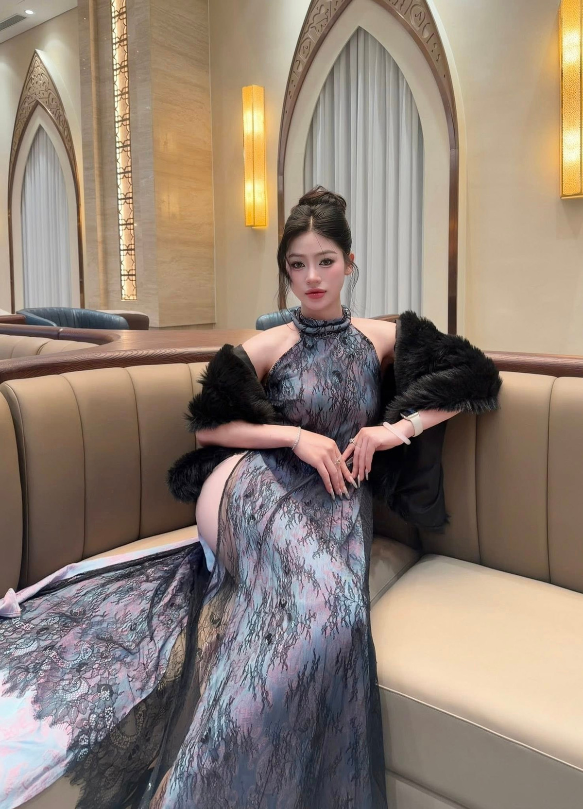 Mới đây, mạng xã hội đang lan truyền và bàn tán xôn xao về loạt ảnh của một hot girl trong trang phục áo dài cách tân độc đáo. Với gương mặt thanh tú cùng vóc dáng quyến rũ, cô nàng nhanh chóng thu hút sự chú ý, nhưng tâm điểm của mọi sự bàn tán lại đổ dồn vào chiếc quần "mặc như không" gây ra một sự hiểu lầm tai hại. (Ảnh: FBNV)