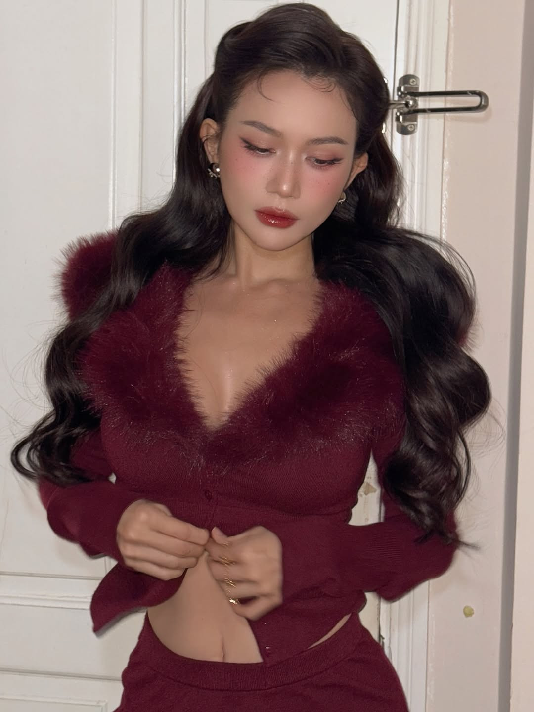 Không chọn những bộ cánh rực rỡ sắc xanh hay trắng tuyết truyền thống, Sĩ Thanh thổi bùng không khí Giáng sinh bằng gam màu đỏ rượu nồng nàn trong bộ ảnh mới. (Ảnh: IGNV)