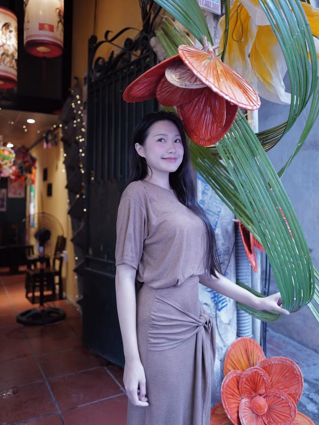 Với thiết kế thoải mái, phom dáng suông hoặc ôm nhẹ vừa đủ, bộ trang phục này không hề cầu kỳ nhưng lại khéo léo tôn lên vóc dáng mảnh mai, nuột nà của người đẹp sinh năm 2001. (Ảnh: IGNV)