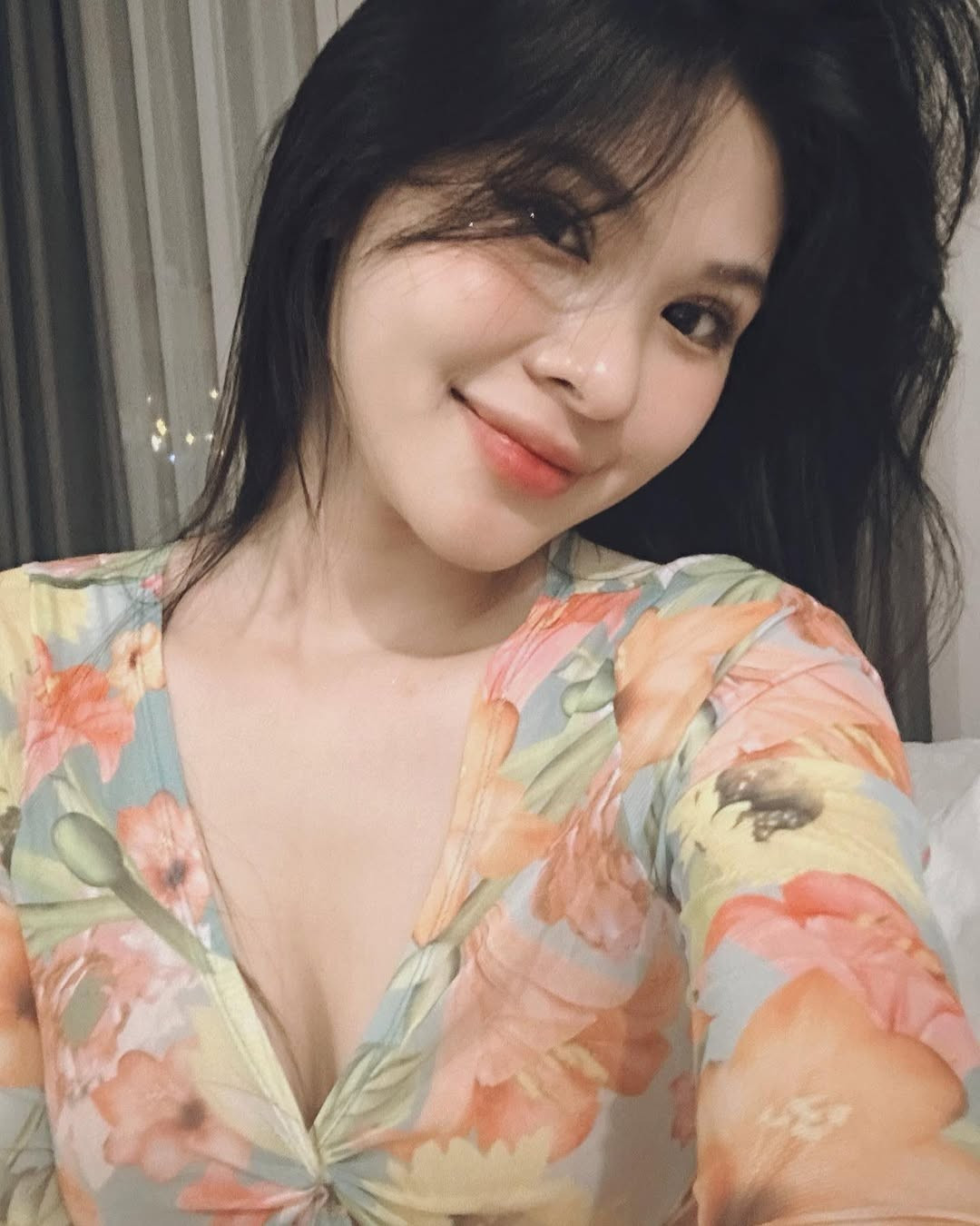 Ngoài khả năng dẫn dắt linh hoạt và ngoại hình sáng sân khấu, cô còn ghi điểm với phong cách thời trang biến hóa – khi thì nhẹ nhàng, khi lại cá tính, và đôi lúc táo bạo như trong loạt ảnh mới nhất.