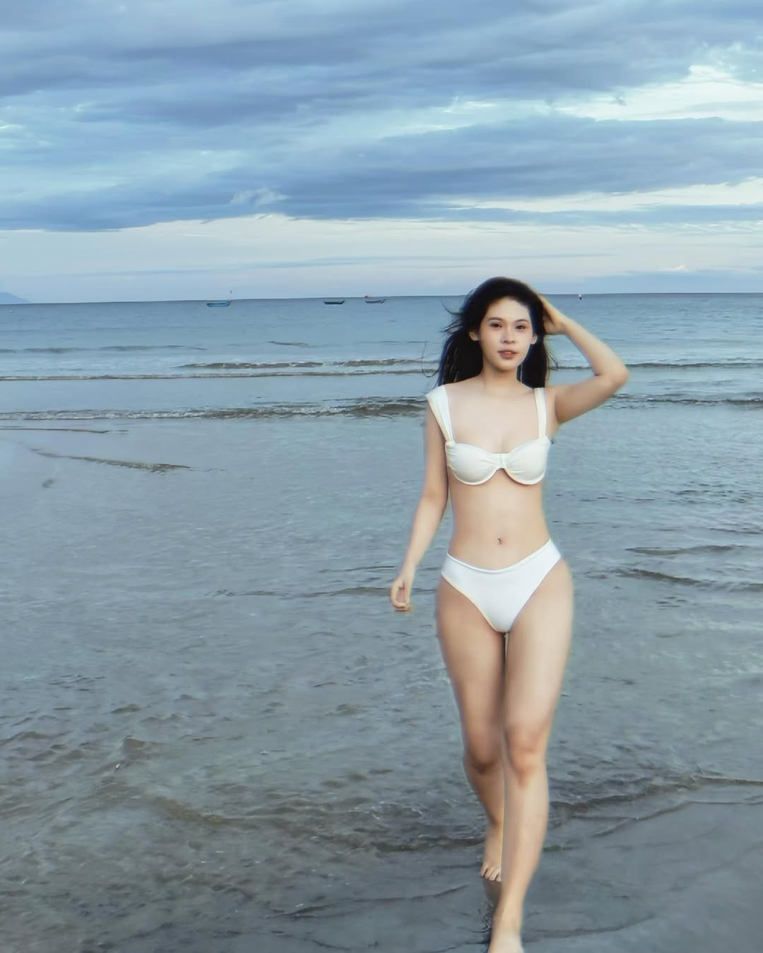 Để lại ấn tượng trong lòng game thủ với hình ảnh chỉn chu, chuyên nghiệp khi lên sóng, MC Kim Ngân – gương mặt quen thuộc của cộng đồng Liên Quân Mobile – mới đây khiến dân mạng “bùng nổ” khi tung loạt ảnh diện bikini trắng tại bãi biển.