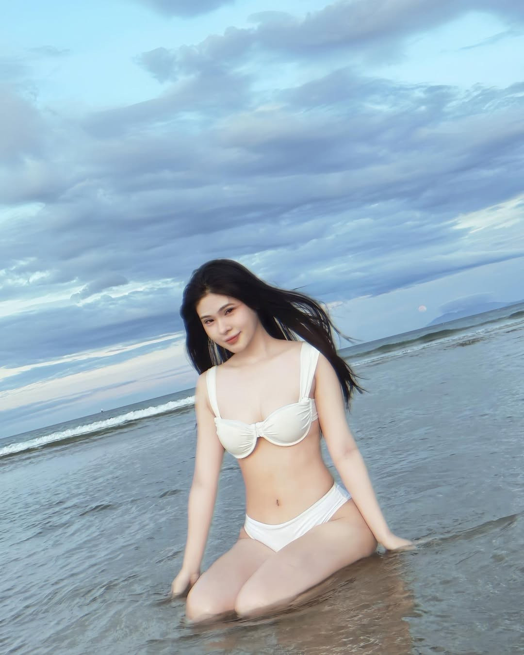 Trong bộ bikini trắng tinh khôi với thiết kế đơn giản nhưng tôn dáng, Kim Ngân khoe trọn vóc dáng nuột nà cùng vòng eo thon gọn đáng ngưỡng mộ.