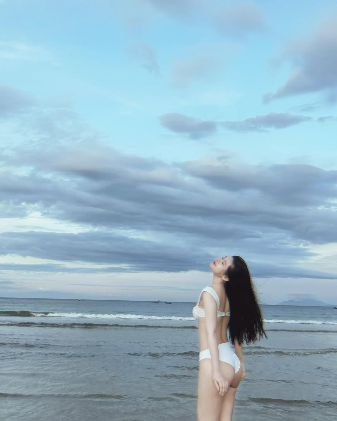 Không tạo dáng quá cầu kỳ, Kim Ngân vẫn thu hút người nhìn bằng sự tự nhiên, thần thái nhẹ nhàng và nụ cười rạng rỡ. Từng bước đi tự tin trên bãi cát, ánh mắt sắc sảo và thần thái rạng rỡ như “đốn tim” mọi ánh nhìn.