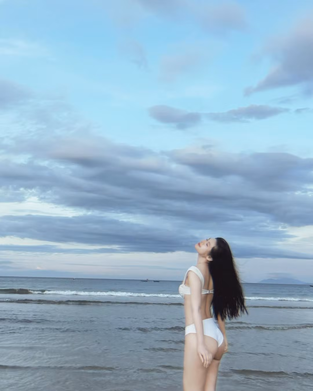 Không tạo dáng quá cầu kỳ, Kim Ngân vẫn thu hút người nhìn bằng sự tự nhiên, thần thái nhẹ nhàng và nụ cười rạng rỡ. Từng bước đi tự tin trên bãi cát, ánh mắt sắc sảo và thần thái rạng rỡ như “đốn tim” mọi ánh nhìn.