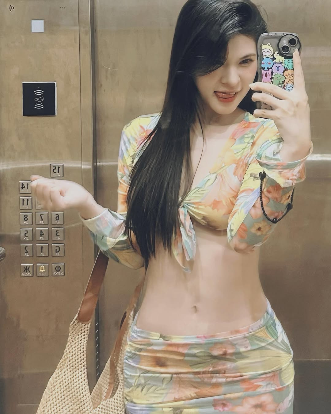 Kim Ngân được biết đến là một trong những MC nổi bật nhất của các giải đấu Liên Quân Mobile trong những năm gần đây, cô nàng thường đảm nhận vai trò MC dẫn dắt trò chuyện với các game thủ sau mỗi trận đấu.