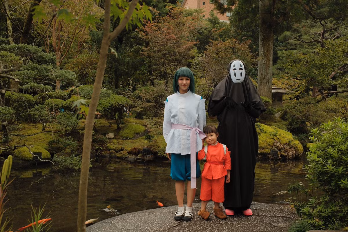 Nếu Chihiro phiên bản điện ảnh có nét rụt rè, bối rối, thì Chihiro phiên bản Pam lại toát lên sự ngây thơ, pha chút tinh nghịch. Đặc biệt, trong những bức ảnh cận, đôi mắt to tròn, biểu cảm hơi nghiêng đầu lém lỉnh của Pam khiến người xem không khỏi "tan chảy".