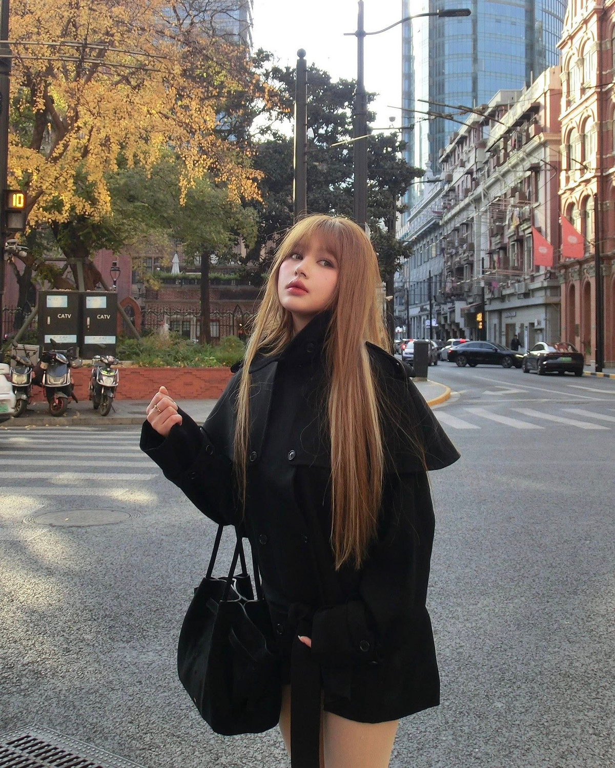 Sự đối lập giữa bộ đồ hiện đại và kiến trúc gạch đỏ cổ kính tạo nên những bức ảnh có chiều sâu nghệ thuật. (Ảnh: IGNV)