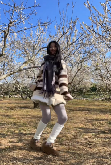 Thế nhưng, trái với mong đợi, phần bình luận dưới video tràn ngập những ý kiến trái chiều. Một số bày tỏ sự thích thú bởi sau một thời gian cuối cùng cô nàng cũng đã trở lại, thậm chí còn mở phần bình luận.