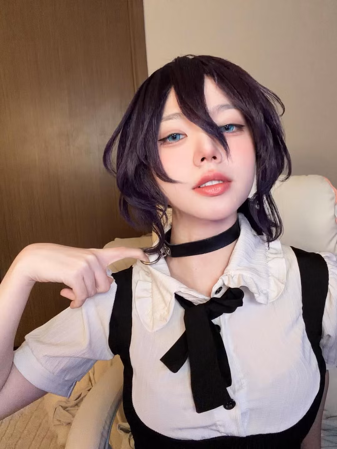 Vốn nổi tiếng với hình ảnh một MC năng động, hài hước và đôi khi là những phát ngôn "vô tri" khiến fan dở khóc dở cười, Remind lần này đã có một màn hóa thân cực kỳ nghiêm túc và ấn tượng thành nhân vật Reze (Quỷ Bom) trong siêu phẩm Chainsaw Man, khoe vẻ đẹp vừa ngọt ngào vừa đầy bí ẩn. (Ảnh: IGNV)