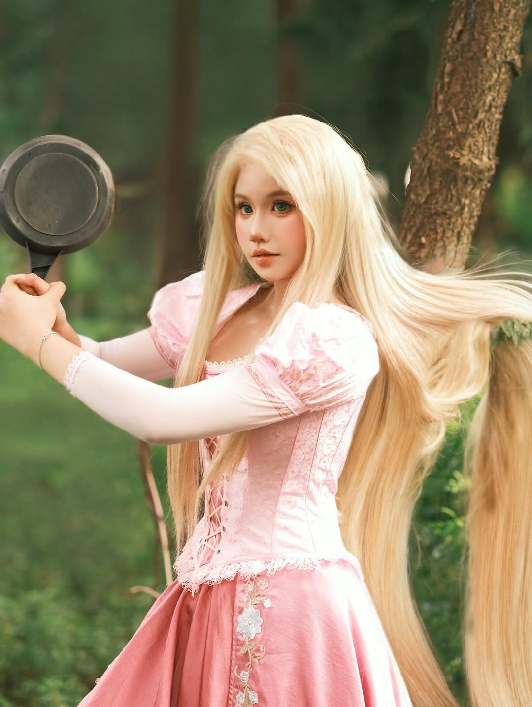 Bộ ảnh tập trung vào khung cảnh rừng rậm, ánh sáng và màu sắc có phần trầm hơn, tạo cảm giác về sự phiêu lưu và bị giam cầm của nàng công chúa. (Ảnh: @_nnviy004_)