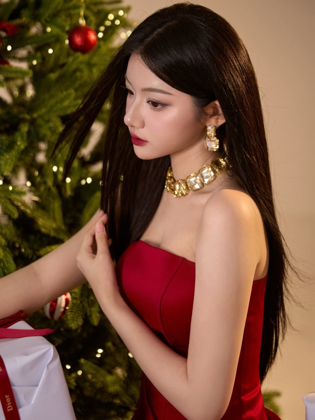 Sắc đỏ nồng cháy của trang phục không chỉ phù hợp với không khí Giáng sinh mà còn khéo léo khẳng định vẻ trưởng thành, mặn mà của cô nàng. (Ảnh: IGNV)