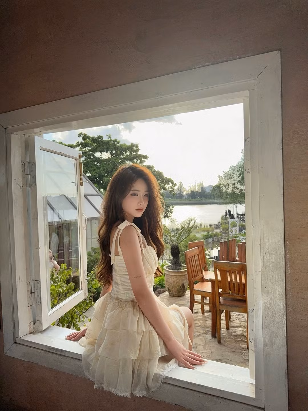 Diện chiếc váy trắng kem nhẹ nhàng, bồng bềnh, Diệu Linh khoe trọn nhan sắc thanh thuần giữa khung cảnh lãng mạn, làm say đắm bao trái tim.