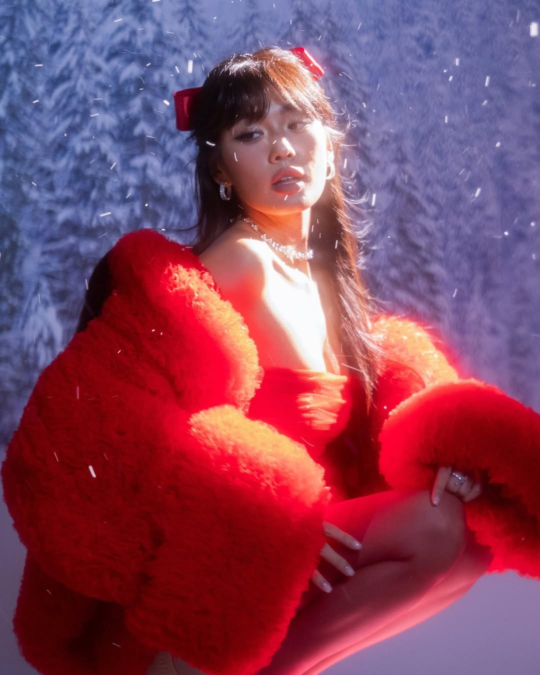 Trong bộ ảnh, Thảo Nhi Lê lựa chọn tông màu đỏ rực - màu sắc biểu tượng của mùa Noel - làm chủ đạo. Tuy nhiên, thay vì những bộ cánh kín cổng cao tường thường thấy, "Rich kid" đình đám lại chọn phong cách sexy và táo bạo. (Ảnh: IGNV)