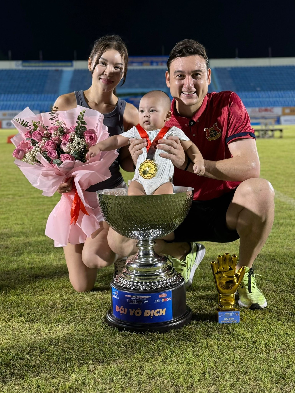 Yến Xuân từng có lần đưa em bé đi cổ vũ chồng thi đấu. Hiện gia đình sinh sống ở một biệt thự tại Hưng Yên, sát Hà Nội.