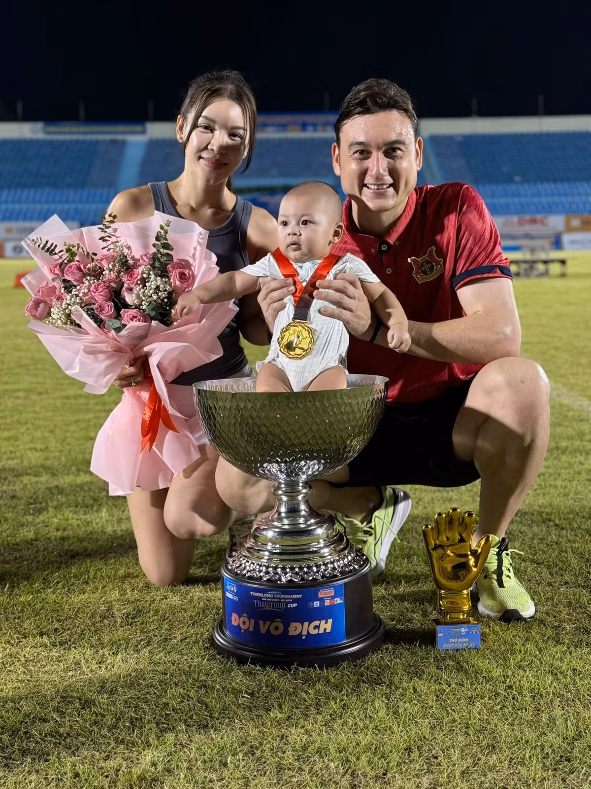 Yến Xuân từng có lần đưa em bé đi cổ vũ chồng thi đấu. Hiện gia đình sinh sống ở một biệt thự tại Hưng Yên, sát Hà Nội.