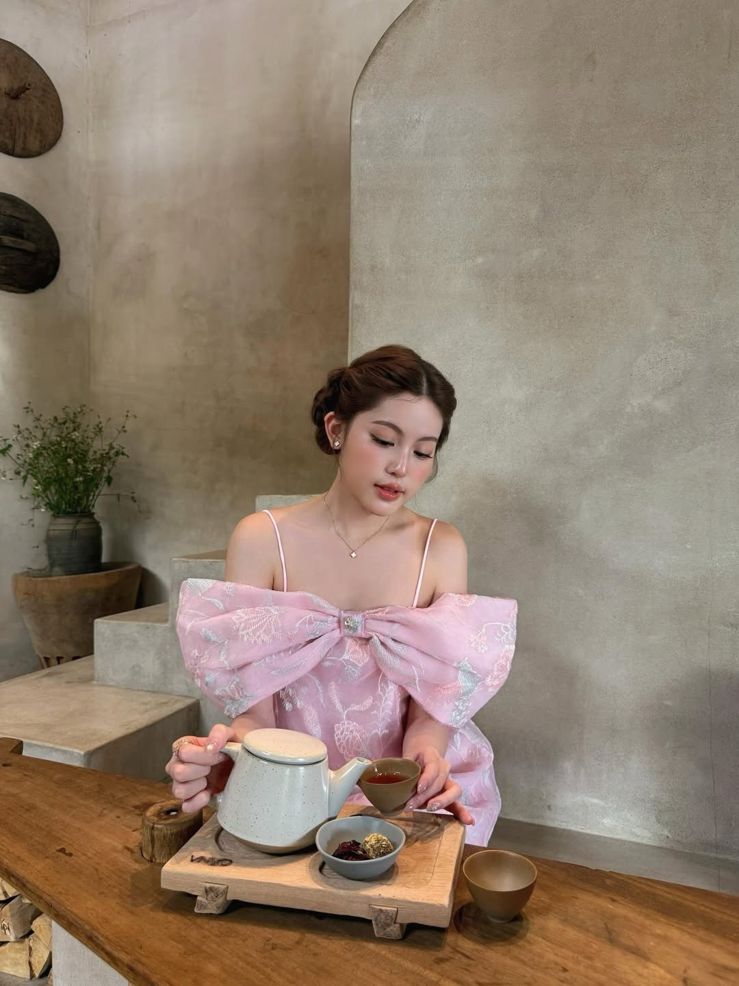 Mới đây, "nàng thơ" Tăng Mỹ Hàn lại một lần nữa khiến cộng đồng mạng dậy sóng khi đăng tải bộ ảnh mới đầy nhẹ nhàng và thanh lịch. Với dòng trạng thái ngắn gọn nhưng đầy cảm xúc: "Nôn đến Tết rùi", bạn gái tin đồn của rapper Hieuthuhai đã khéo léo khoe vẻ đẹp ngọt ngào trong không gian trà đạo yên bình, chuẩn bị đón chào một mùa xuân mới. (Ảnh: IGNV)