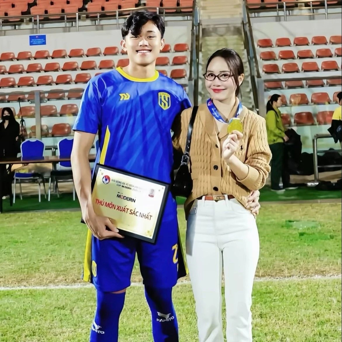 Mới đây, cộng đồng mạng không khỏi xôn xao trước những hình ảnh tình tứ của thủ môn Nguyễn Bảo Ngọc bên cạnh một cô gái có nhan sắc "cực phẩm". Dù khá kín tiếng và để chế độ riêng tư trên Instagram, nhưng những hình ảnh hiếm hoi được "rò rỉ" đã nhanh chóng giúp netizen tìm ra danh tính "nửa kia" của anh chàng.