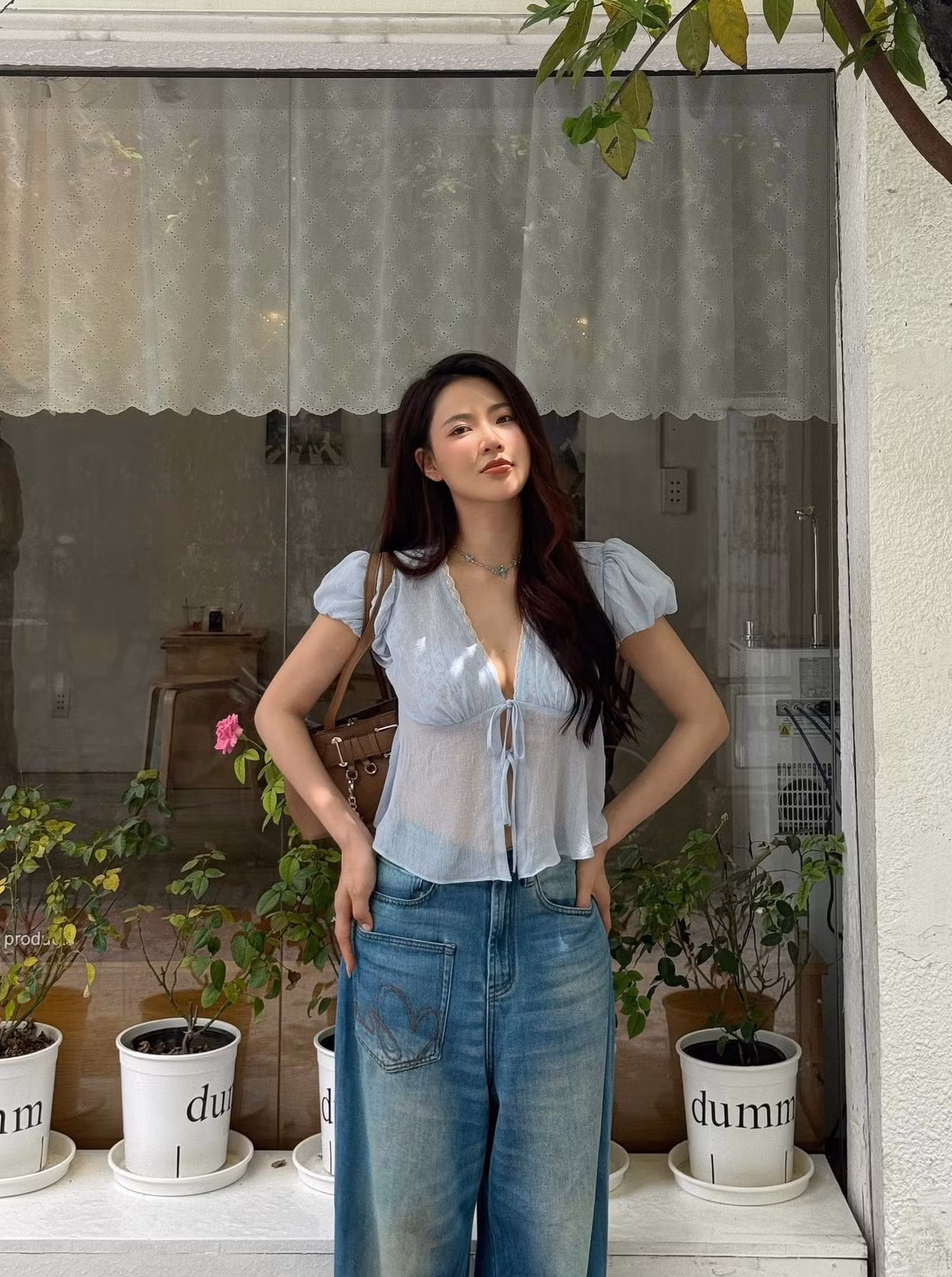 Đặc biệt, Minh Trang rất ưa chuộng các thiết kế bay bổng, mềm mại nhưng vẫn năng động, trẻ trung như váy dài, chân váy xòe, hoặc các trang phục có chất liệu mỏng nhẹ, thoải mái. (Ảnh: FBNV)