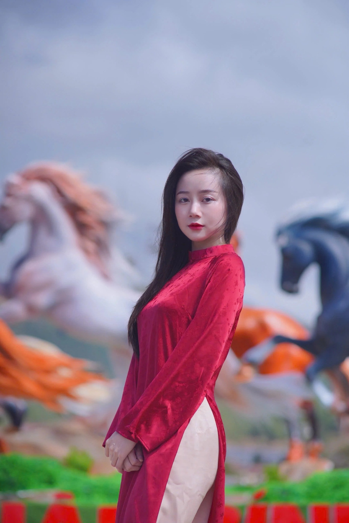 Từ sắc nâu đỏ mạnh mẽ, trắng thanh khiết đến đen tuyền huyền bí, sự kết hợp màu sắc tạo nên một bức tranh phong thủy sống động, tượng trưng cho sự đoàn kết và thành công. (Ảnh: Trúc Dương)