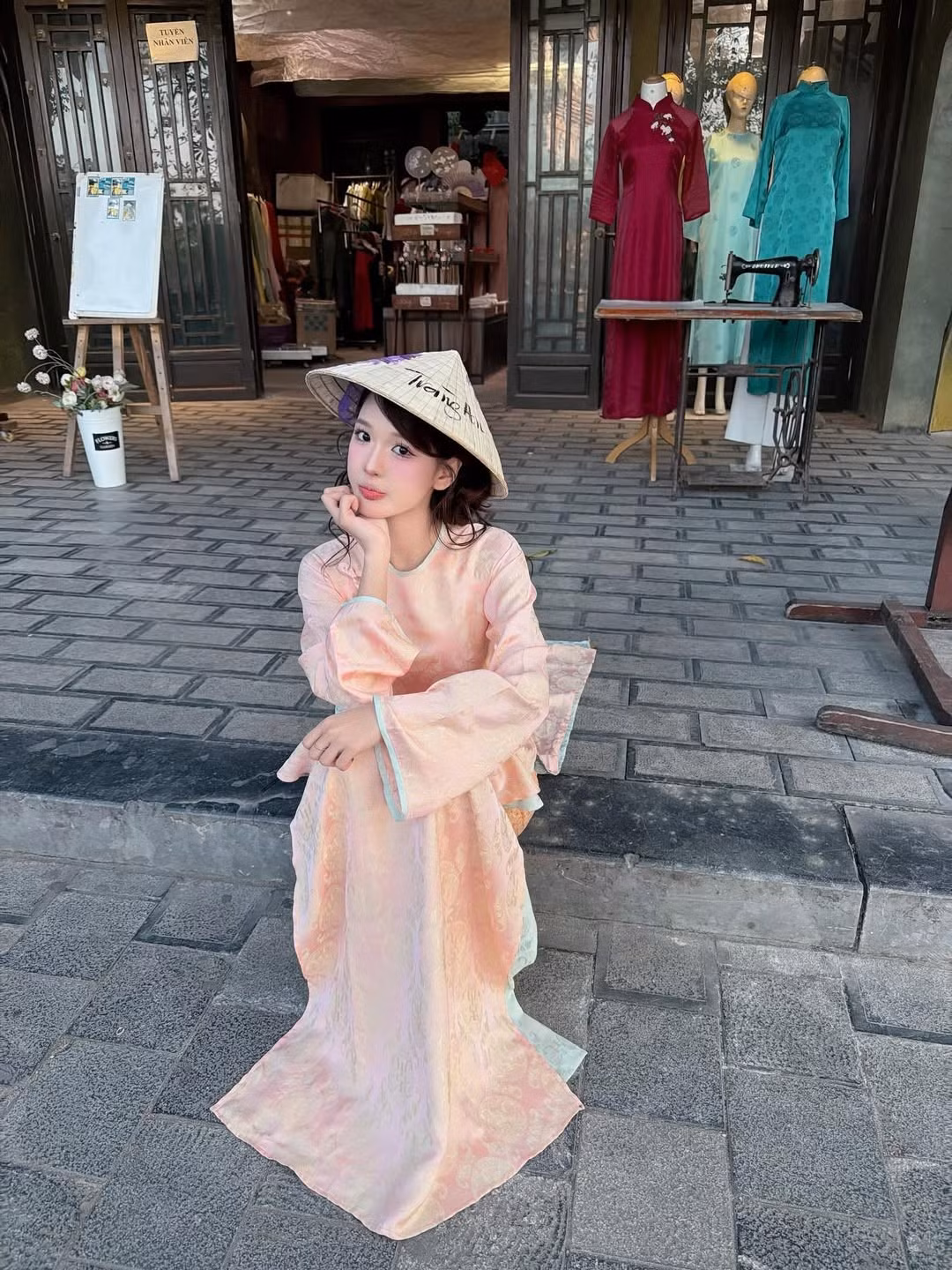 Trong bộ ảnh, cô nàng khéo léo kết hợp cùng các phụ kiện đậm chất truyền thống gồm chiếc nón lá được vẽ họa tiết tím mộng mơ tạo điểm nhấn thú vị cho tổng thể trang phục, bên cạnh đó là chiếc quạt nan nhỏ xinh vừa giúp tạo dáng đa dạng, vừa tăng thêm vẻ thanh tao, đài các. (Ảnh: IGNV)