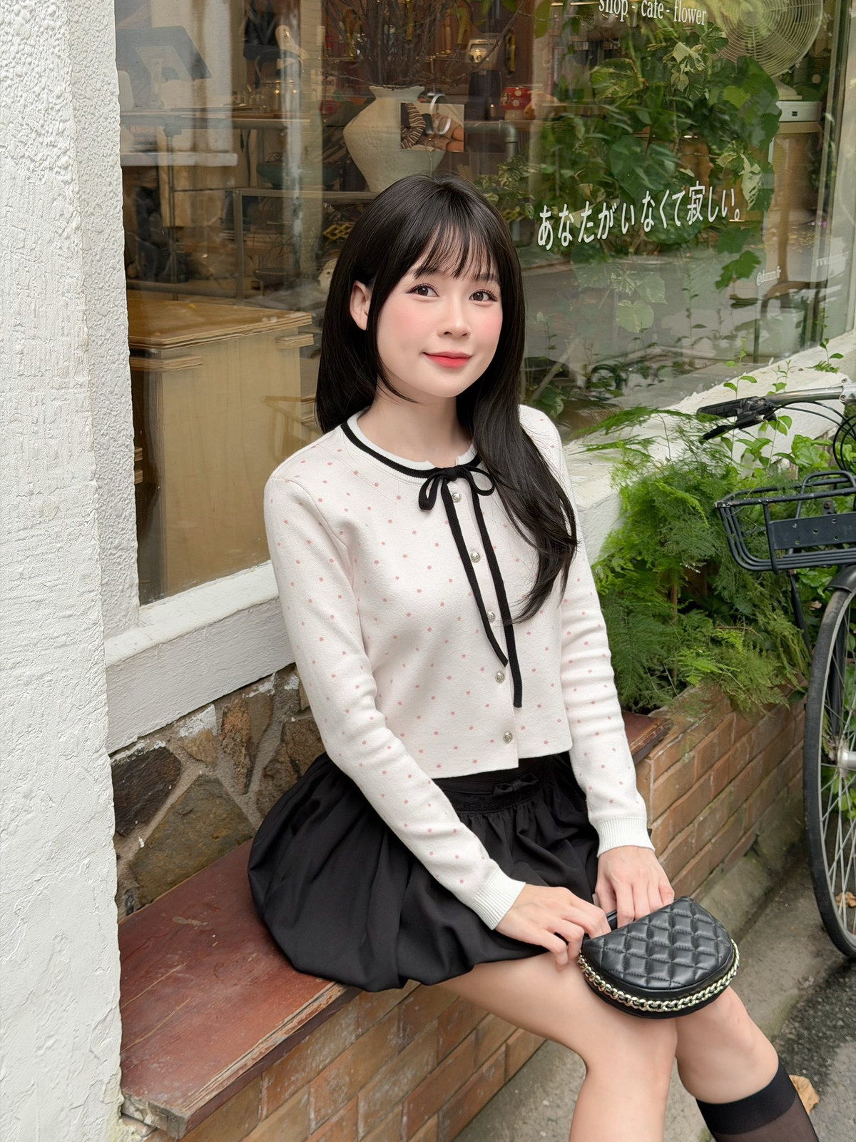 Sam ưu tiên tông trang điểm hồng đào với đôi má ửng hồng tự nhiên và màu son bóng nhẹ. Cách makeup này cực kỳ ăn nhập với bộ trang phục, tạo nên hình ảnh một "hot mom" rạng rỡ, đầy sức sống. (Ảnh: IGNV)