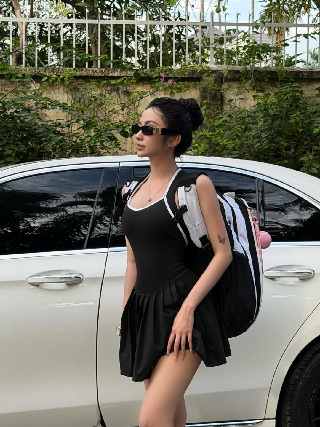 Chân váy ngắn xếp ly tạo độ xòe bồng bềnh, kết hợp cùng tất thể thao cao cổ và giày chunky sneaker trắng, mang đến vẻ ngoài vừa trẻ trung, năng động đúng chất vận động viên, lại vừa giữ được nét sexy đặc trưng. (Ảnh: IGNV)