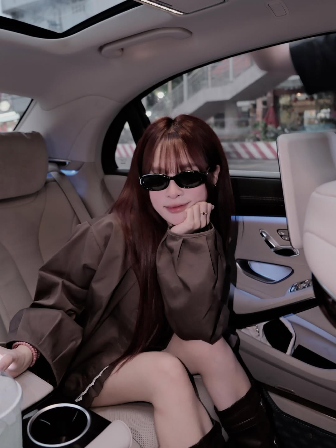 Trong loạt ảnh được chụp bên cạnh một chiếc xe sang trọng màu trắng, Ngọc Kem xuất hiện với một diện mạo đầy cá tính, phá cách nhưng vẫn giữ được nét quyến rũ riêng. (Ảnh: IGNV)