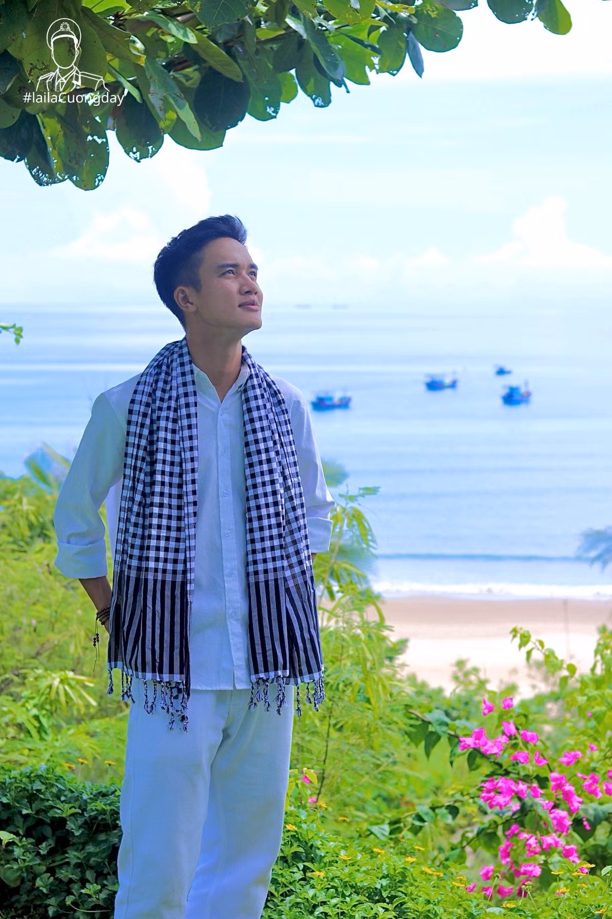 Vừa hoàn thành xuất sắc nhiệm vụ tại Đại lễ Kỷ niệm 80 năm Cách mạng Tháng Tám và Quốc khánh 2/9 (A80), Trung úy chuyên nghiệp Nguyễn Hữu Cường - đã có những giây phút thư giãn đáng nhớ tại biển. (Ảnh: FBNV)