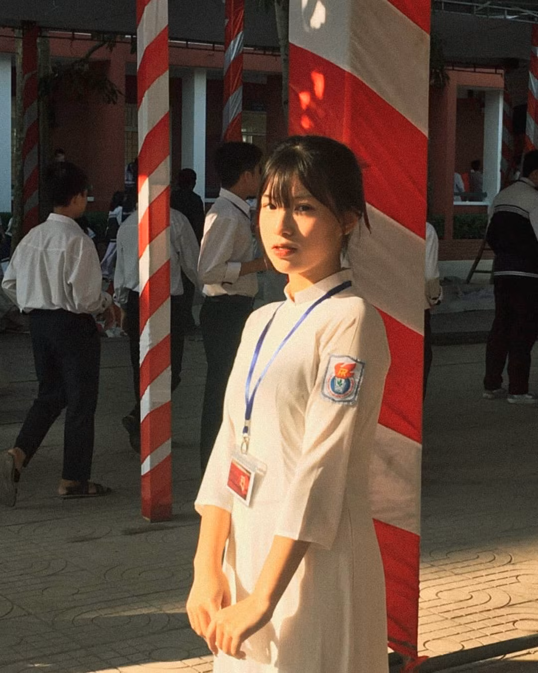 Chính những khoảnh khắc trong trẻo, dịu dàng trong tà áo dài trắng đã giúp Lê Khánh Chi trở thành cái tên được nhiều người biết đến. (Ảnh: FBNV)