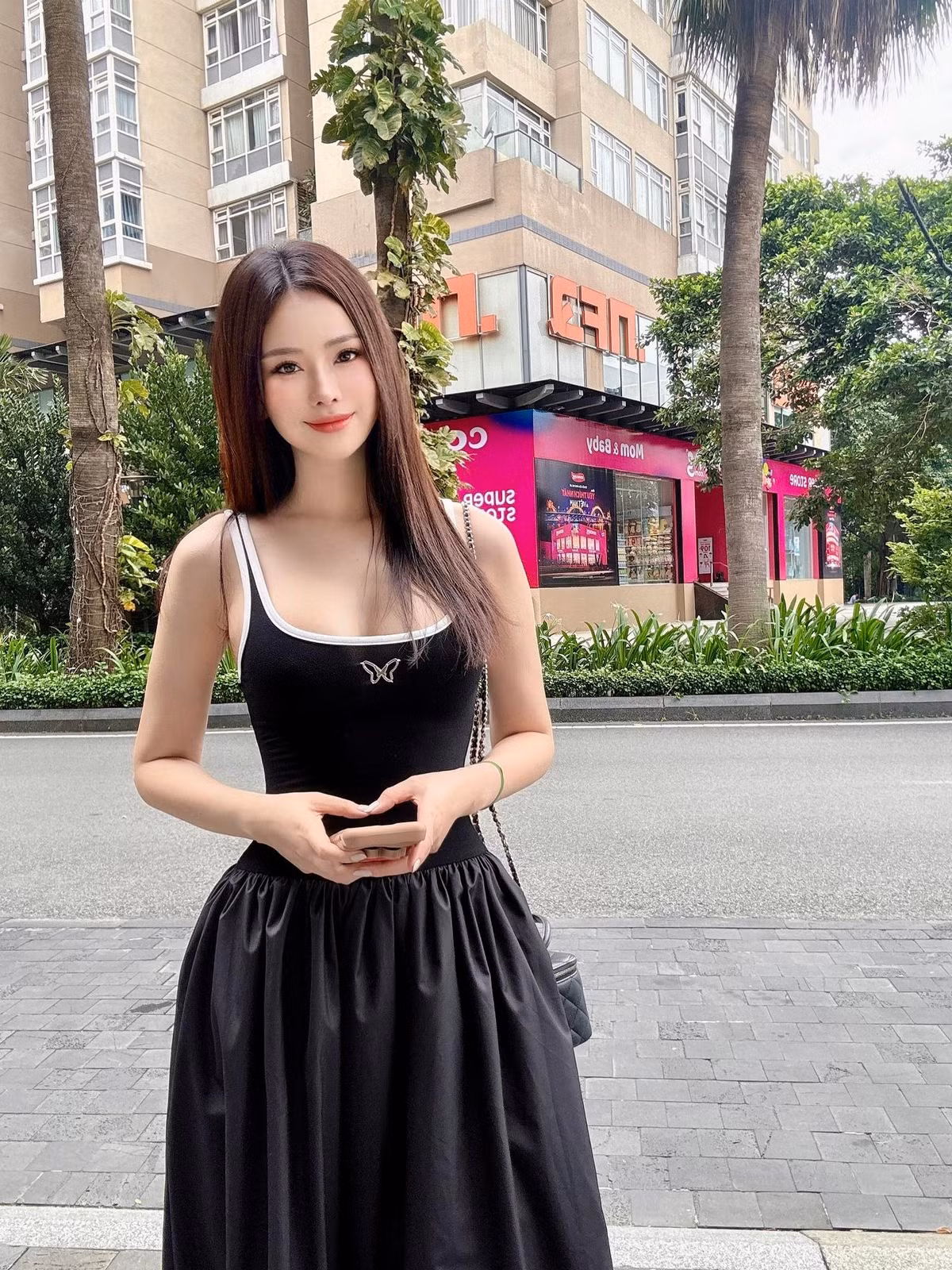 Sau khi làm mẹ, người đẹp 8X chỉ tập trung vào việc chăm sóc gia đình và nuôi dạy các con. Dẫu vậy, chưa bao giờ thấy cô nàng trong tình trạng “đầu bù tóc rối”, ngược lại bà mẹ 2 con lúc nào cũng xuất hiện với vẻ ngoài xinh đẹp, thu hút nhất.