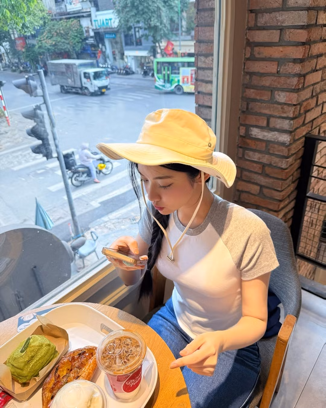 Không cần phô trương da thịt, cô vẫn ghi điểm trọn vẹn với sự nữ tính đậm chất Á Đông.