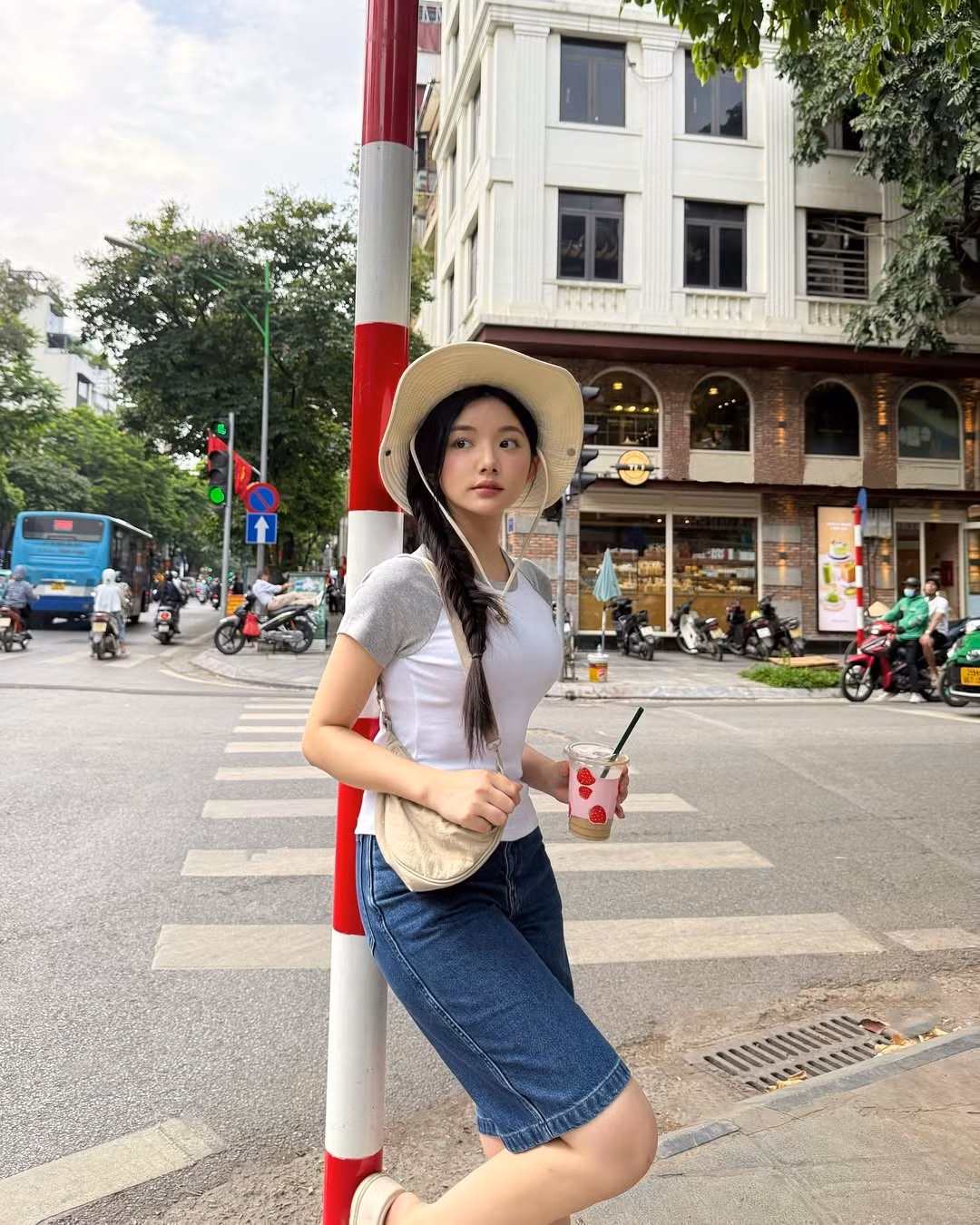 Cô đơn giản là chính mình – một cô gái trẻ trung, dễ mến, bước ra từ buổi sáng thường nhật nào đó mà ai cũng muốn bắt gặp ngoài đời.