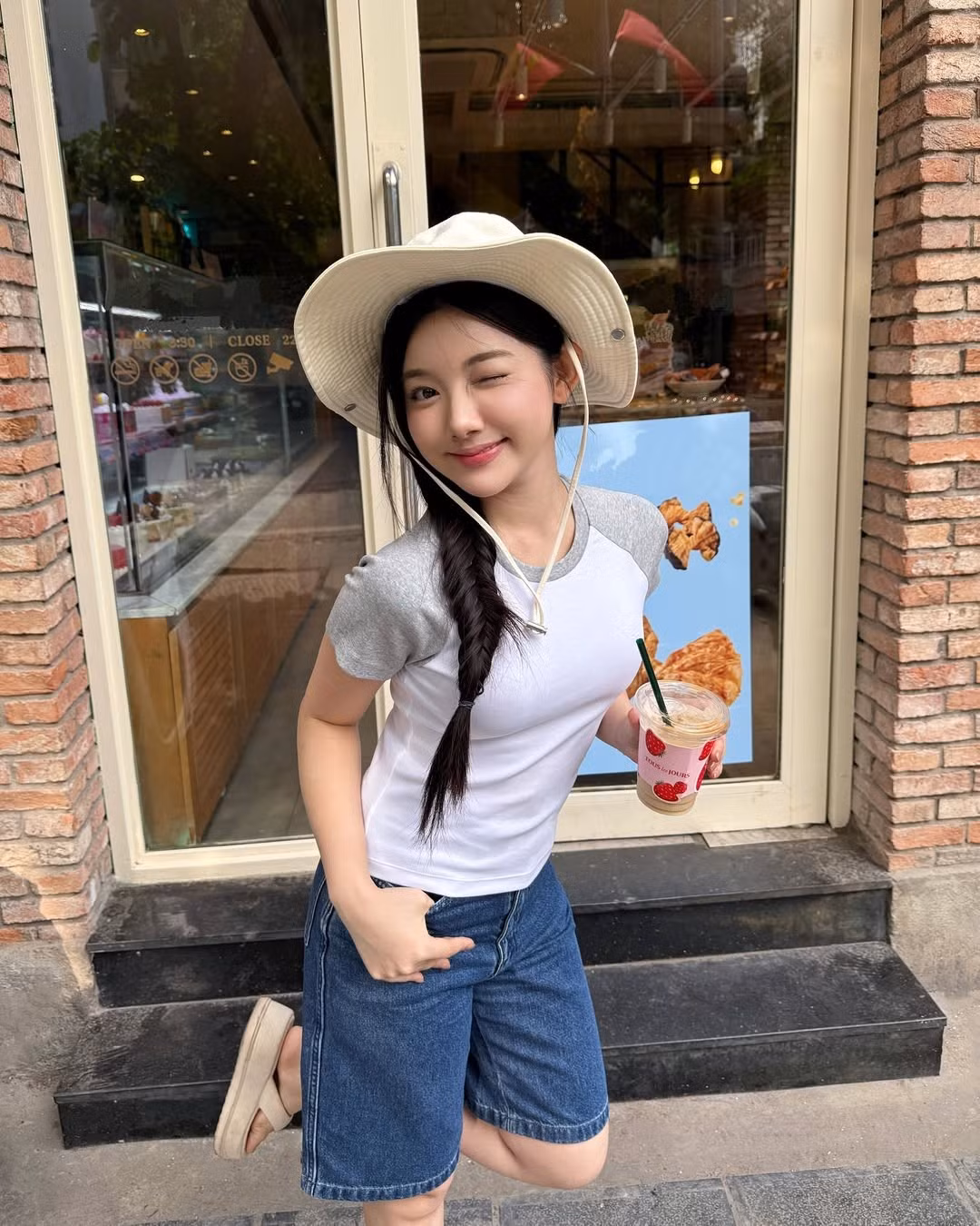 Quỳnh Trương được biết đến với những video mukbang trên mạng xã hội. Cô nàng sở hữu vẻ ngoài xinh xắn, đáng yêu. Trong loạt ảnh mới, không cần váy áo lồng lộn hay dáng đứng táo bạo, cô nàng vẫn đủ sức khiến cư dân mạng phải dừng lướt, chỉ bằng một nụ cười, một cái nháy mắt dễ thương như bước ra từ truyện tranh.