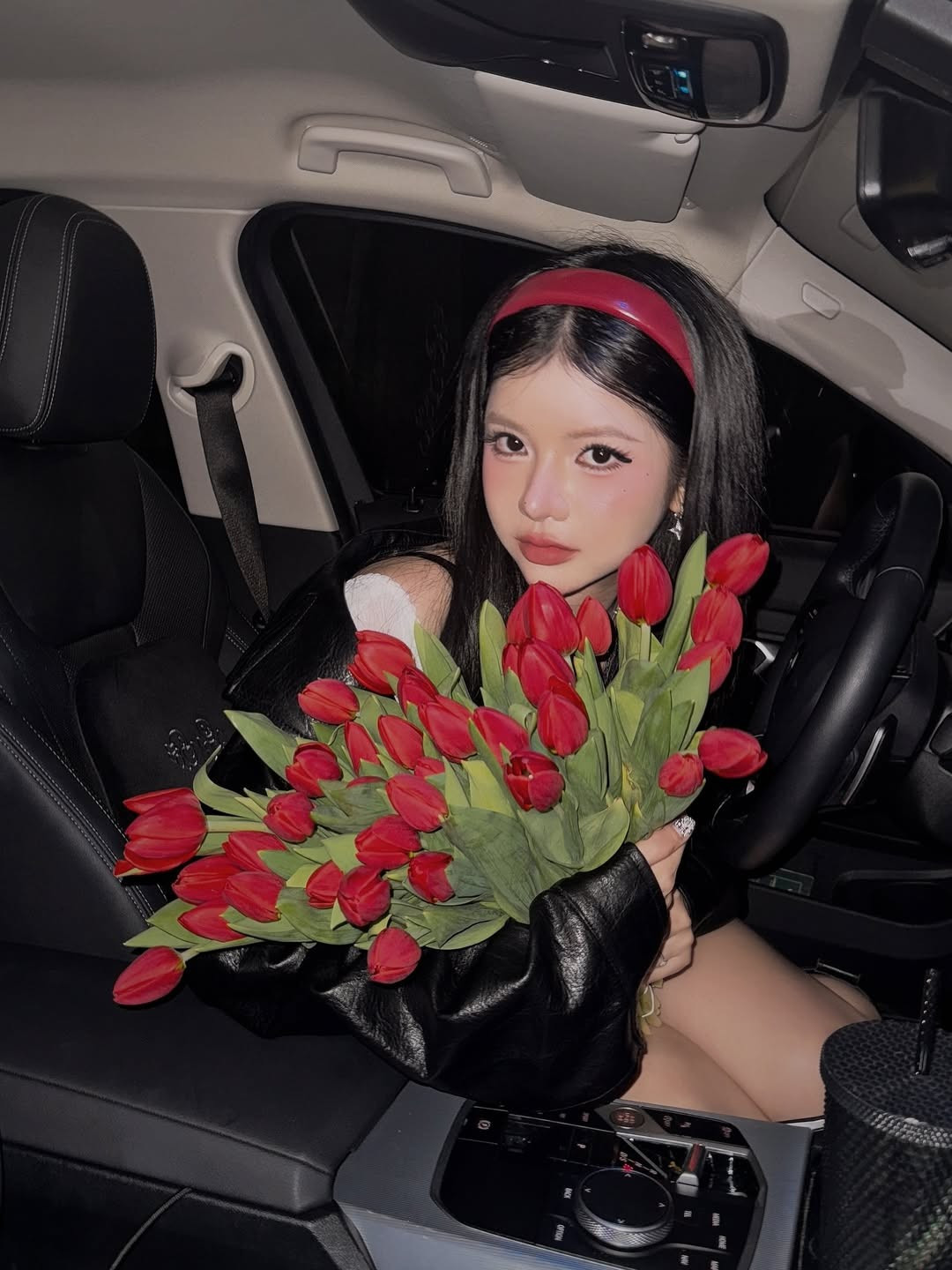 Ciin là một trong những TikToker tiên phong trong việc lăng xê các xu hướng thời trang táo bạo và gây tranh cãi, điển hình là những chiếc quần shorts siêu ngắn hay váy áo cắt xẻ. (Ảnh: @l.ciin)