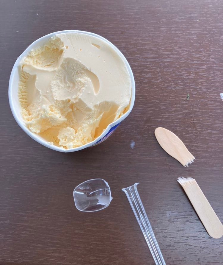 Chưa kịp tận hưởng vị kem mát lạnh thì chiếc thìa nhựa lẫn thìa gỗ "đột tử" trong tay. Cái lạnh không đến từ kem, mà đến từ sự tuyệt vọng.