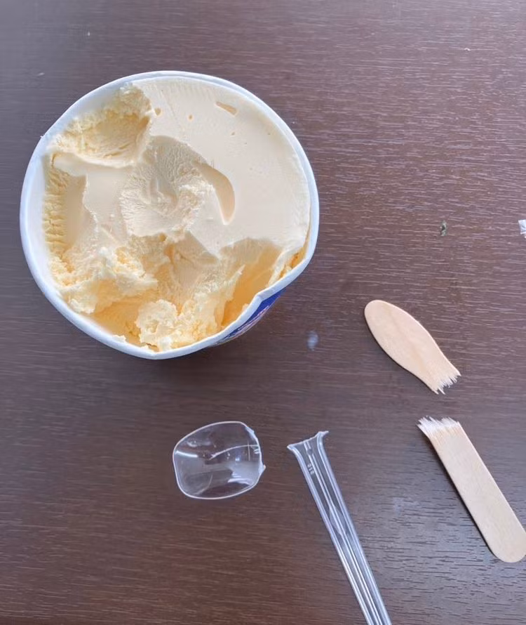 Chưa kịp tận hưởng vị kem mát lạnh thì chiếc thìa nhựa lẫn thìa gỗ "đột tử" trong tay. Cái lạnh không đến từ kem, mà đến từ sự tuyệt vọng.