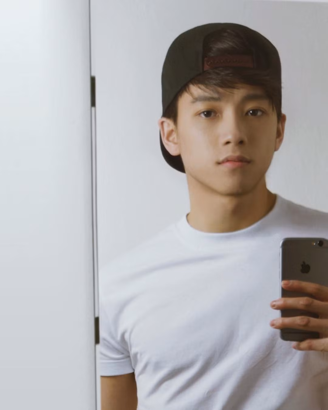 "NYE (Giao thừa) cảm thấy như là thời điểm thích hợp để nhìn lại một năm đã qua - nhìn lại những thay đổi, quyết định và lựa chọn đã thực hiện... Năm vừa qua là một năm đáng nhớ đối với cá nhân tôi và năm tới chắc chắn sẽ mang đến nhiều thử thách, nhưng tôi mong chờ được đối mặt với bất cứ điều gì sắp đến" - anh chàng bày tỏ. (Ảnh: IGNV)